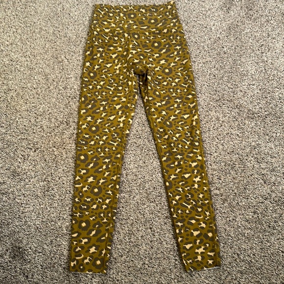 Off line leopard print leggings size medium - Picture 4 of 8